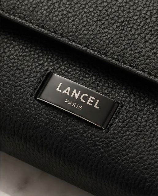 Ninon grained leather wallet with shoulder strap 